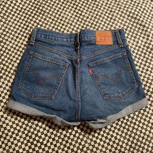 Size 27 Levi’s jean shorts